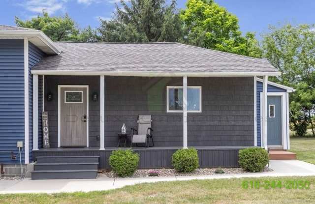 Zeeland Gem! Gorgeous 2 Bed/2 Bath Single-Family Home – Completely Renovated Gallery 4