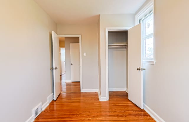 960 Tyson Ave photos photos
