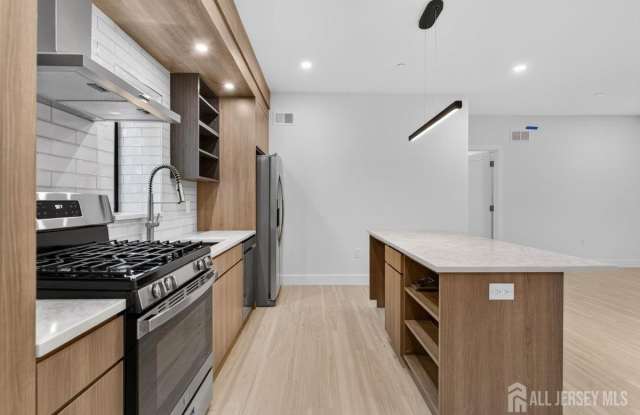 810 N 2nd Avenue Gallery 3
