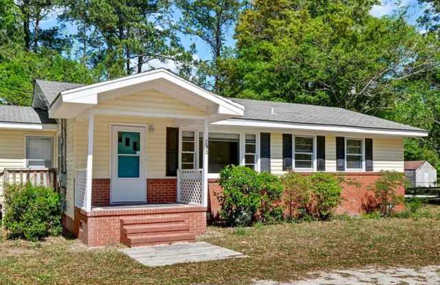 HINTON AVENUE - 4 Bedroom - Perfect for UNCW/Students Welcome  minutes to Wrightsville Beach! - 133 Hinton Avenue, Wilmington, NC 28403
