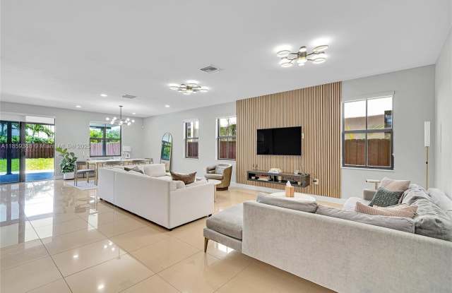 10072 NW 87th Ter photos photos