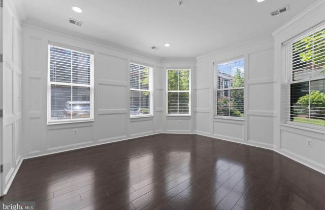 515 RIVERSAIL Lane Gallery 4