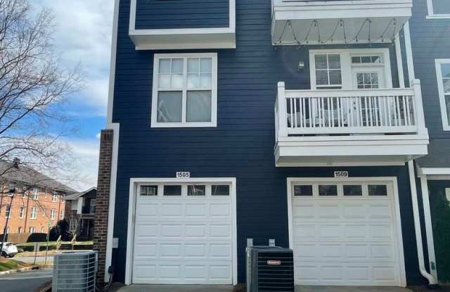 Charming home in the desirable Walnut Hill complex Gallery 1