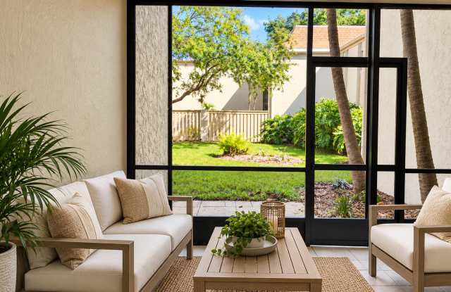 Beautiful Remodeled 1/1 First Floor Condo x Rent @ Wimbledon Park Close to Downtown! Gallery 4
