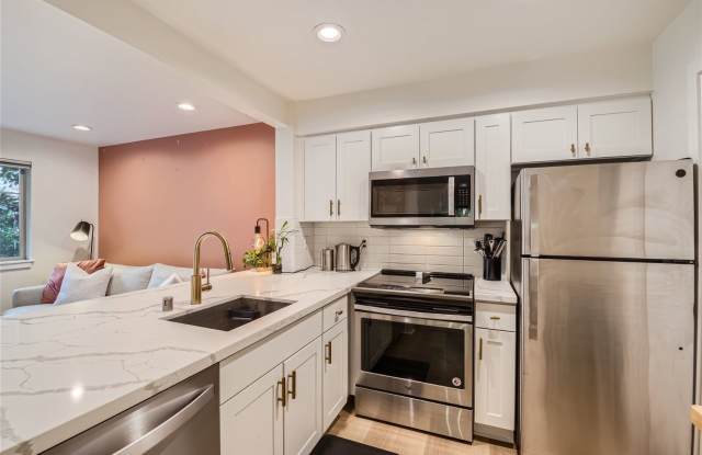 Available August 1st >> Stunning 1BR/1BA Condo for Rent! Parking Garage + W/S/G Included!! photos photos