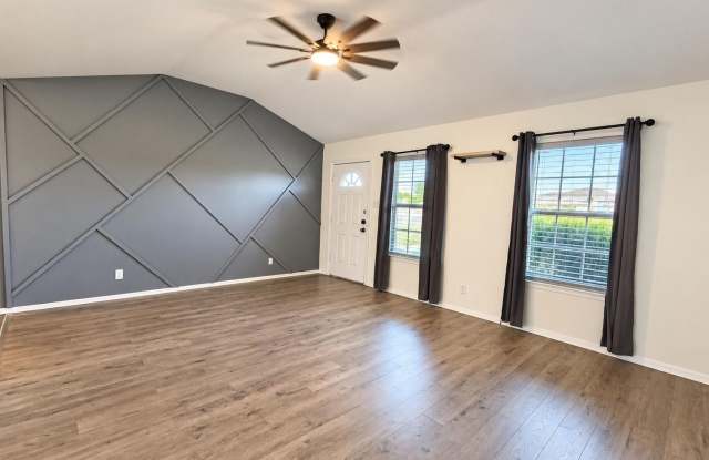 Updated 3 Bed/2 Bath Home - New Flooring & Updated Kitchen COMING SOON! Gallery 4