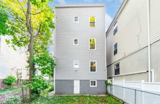 16 Seymour Ave Gallery 3