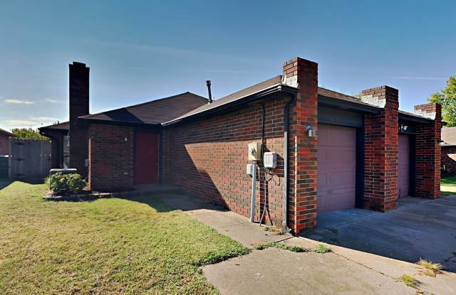 2 Bedroom 2 Bathroom Duplex with a Garage in Edmond Schools Gallery 1