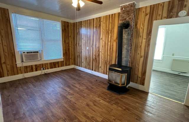 3 bedroom home on double lot close to park Gallery 4