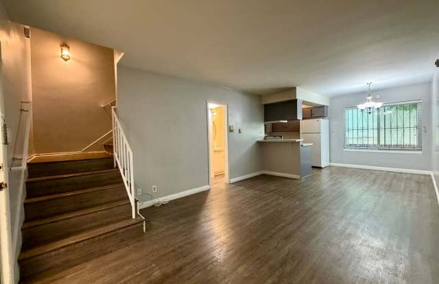 UPDATED TWH ON CUL-DE-SAC w/POOL, Covered Parking and Coin less Laundry Gallery 3