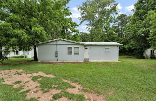 Rock Creek!!!3 Bedroom/2 Bath Move in Ready! Pet Friendly Gallery 1