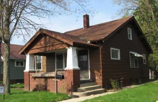 Cozy Two-Bedroom 1736 St. Joesph. Blvd - 1736 Saint Joseph Boulevard, Fort Wayne, IN 46805
