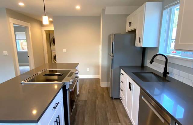 New 2 Bed, 2 Bath House with Washer and Dryer Gallery 4