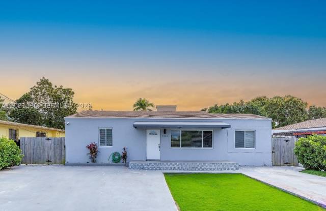 1836 NW 16th Ter Gallery 1