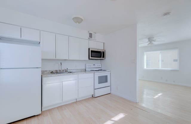 *** Private Home on Huge Lot - Modern and Spacious *** - 472 Rexford Drive, Henderson, NV 89011