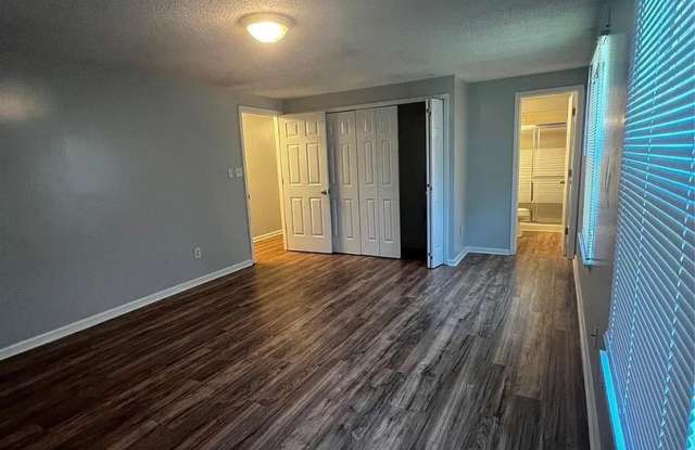 Room in 6 Bedroom Home at Flint Glenn Ln Gallery 3