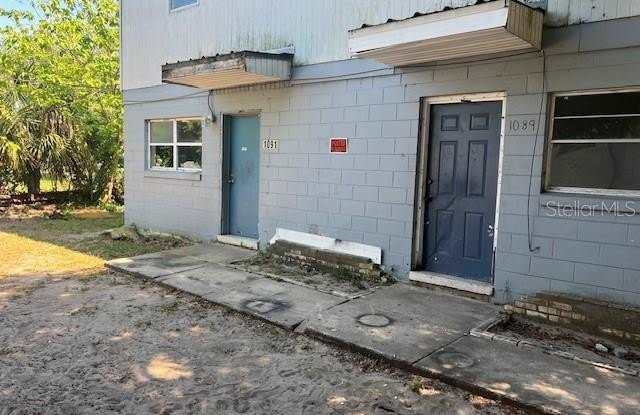 1089 S DE LEON Avenue Gallery 2