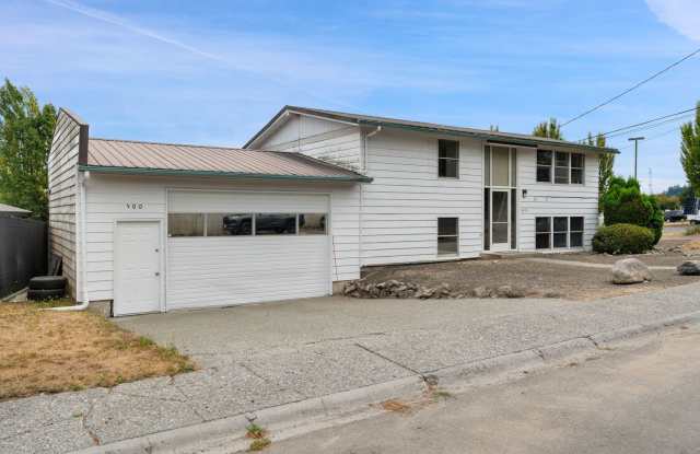 Central Bremerton Home: 1,900 Sq. Ft. with Large Workshop Gallery 4