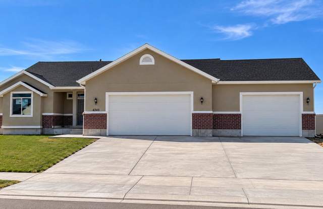 AVAILABLE 10/15 – SPACIOUS 3-BEDROOM HOME WITH 3-CAR GARAGE Gallery 3