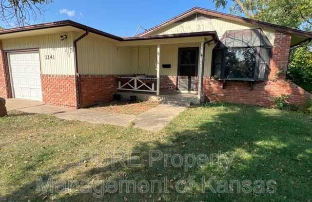 3241 SW 31st Terr - 3241 Southwest 31st Terrace, Topeka, KS 66614