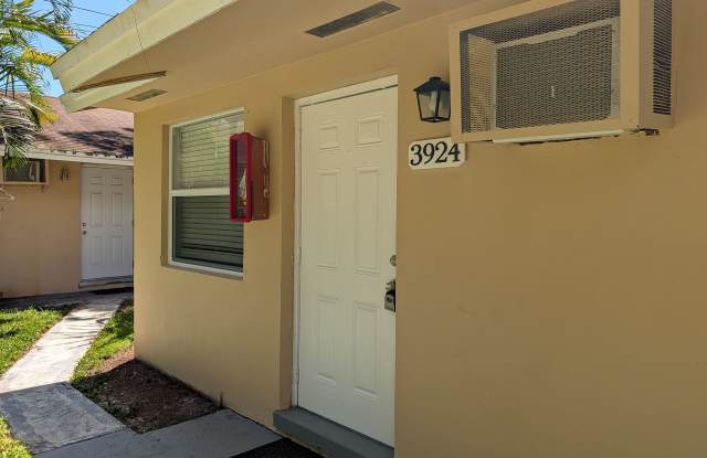 Beautifully renovated 2/1 Apt in Palm Springs, ready to move in! Gallery 2
