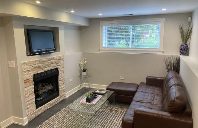 3240 N Hoyne Ave photos photos