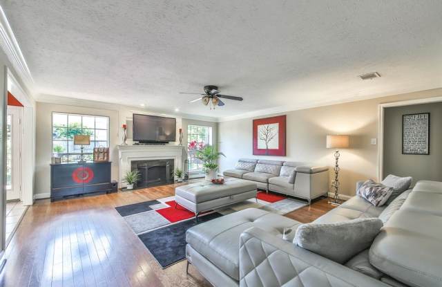 7402 Knoll Cliff Court Gallery 3