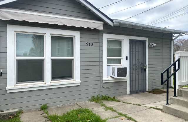 Adorable 1 bedroom/1bathroom with inside laundry room!! photos photos