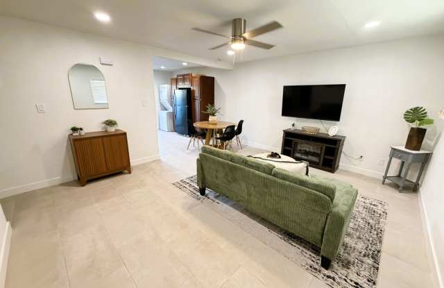 MOVE IN SPECIALS....1 MONTH FREE! Remodeled 2 Bed / 2 Bath Rental Near Old Town Scottsdale. Gallery 1