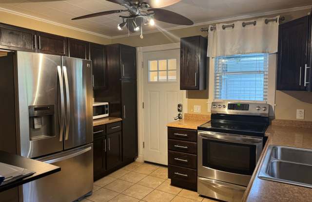 2 Bedroom with one car garage Gallery 4
