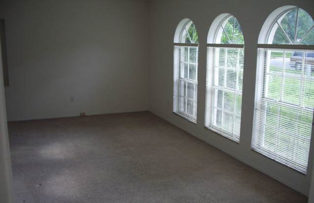 447 Country Wood Circle Gallery 2