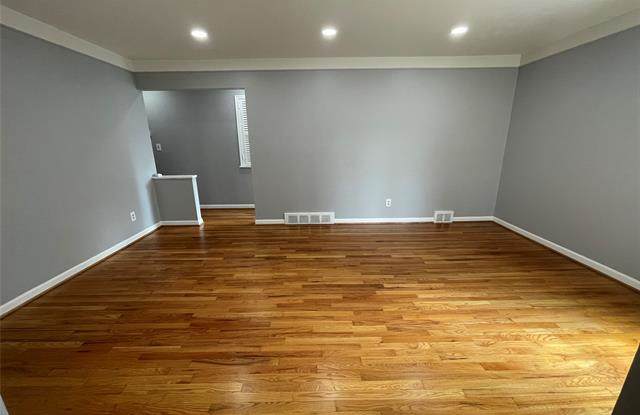 7508 N CHARLESWORTH Street Gallery 3