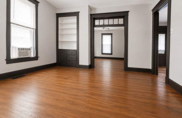 2001 W Jackson St - Spacious 3-Bedroom Rental with Hardwood Floors & Extra Storage Gallery 4