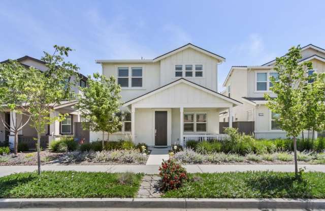 Spacious 5-Bedroom Home in Desirable Spring Lake – Downstairs Bedroom & Solar! photos photos