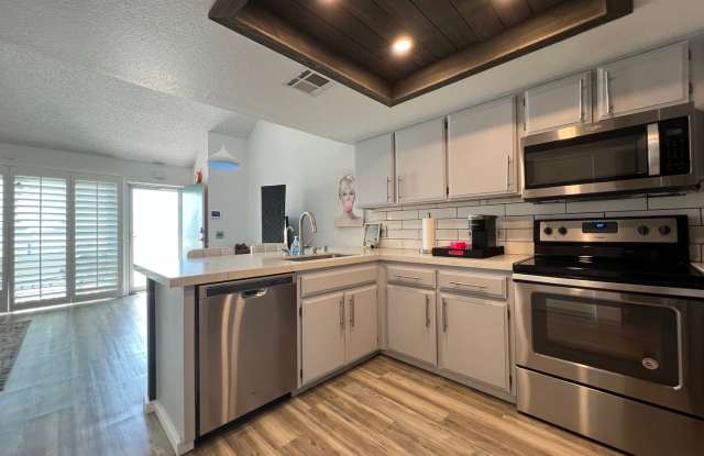 AVAILABLE NOW! 1 Bedroom 1 Bathroom UPPER-LEVEL Condo in Gated Community of Candlewood Villas Gallery 3