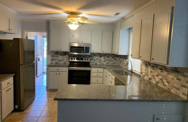 Lovely 3BR home in Raintree with fenced in yard! photos photos