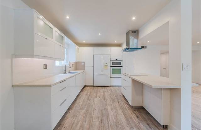 8963 Burton Way - 8963 Burton Way, Los Angeles, CA 90048