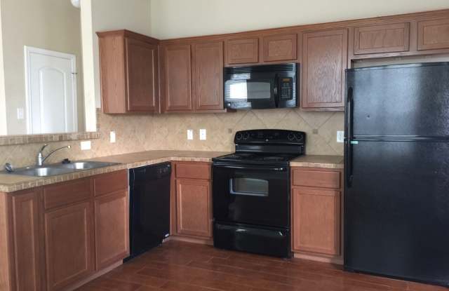 AVAILABLE NOW!  Beautiful 3 Bedroom Duplex Located in New Braunfels, Texas! Gallery 4