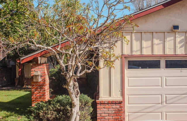 Beautiful 3-Bedroom Mid-Century Ranch in Oakland - Expansive Garden & Modern Updates Gallery 1