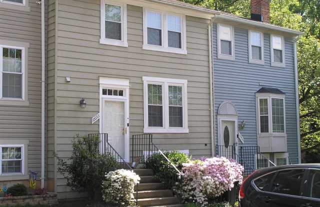 10053 CHESTNUT WOOD LN - 10053 Chestnut Wood Lane, Burke Centre, VA 22015