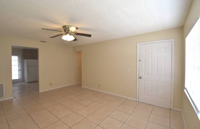 2 Bed/1 Bath, Single Story Duplex in Graceville Apartments Community AVAILABLE NOVEMBER 16th! Gallery 3