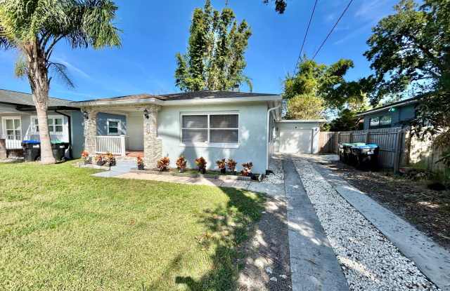 Gorgeous updated 2-bedroom 2-bath home with garage and fenced in backyard - 727 West Fairbanks Avenue, Fairview Shores, FL 32804