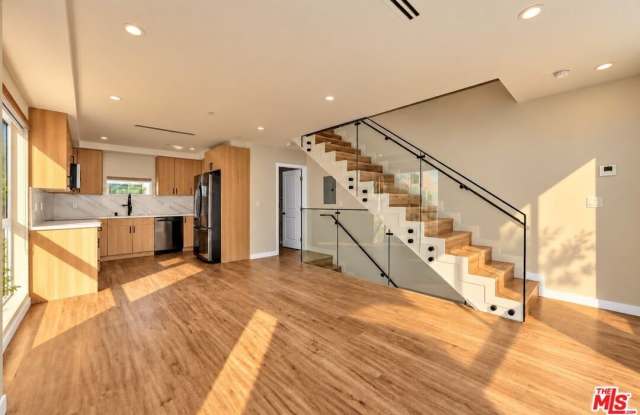 1963 N Beachwood Dr Gallery 2