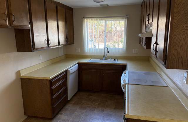 2-Bed with Garage! Gallery 1
