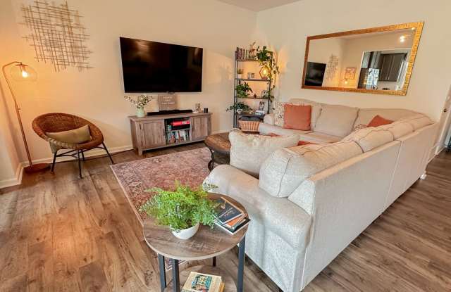 3BR Simpsonville Townhome Close to EVERYTHING Gallery 4