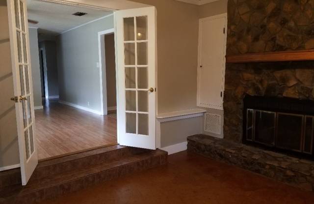 $1300 4 bed 2 bath For rent photos photos