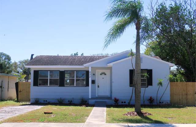 832 59th Ave NE St. Petersburg, FL 33703 MOVE IN SPECIAL!! Waived $350 Cleaning Fee!!!!! - 832 59th Avenue Northeast, St. Petersburg, FL 33703