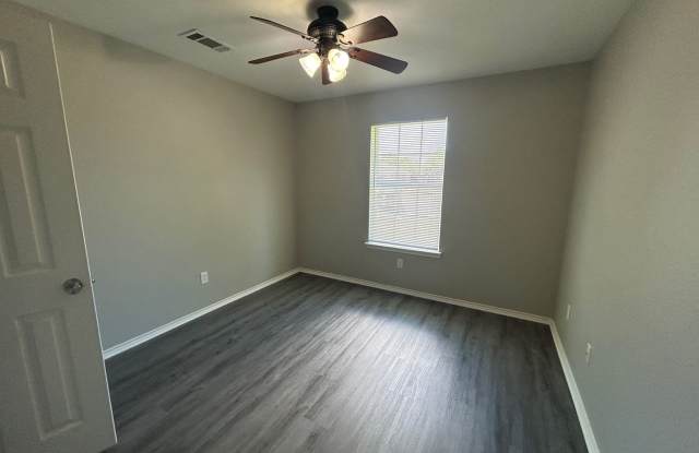 Spacious 4 bedroom China Spring Home photos photos