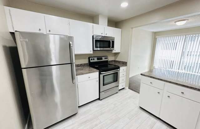 Spacious 2BR/2BA Condo by Jackson Park Golf Course | Pool Access Gallery 3