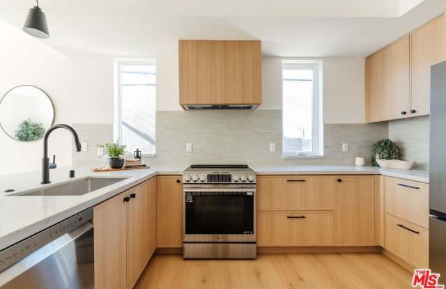 6765 Lexington Ave photos photos